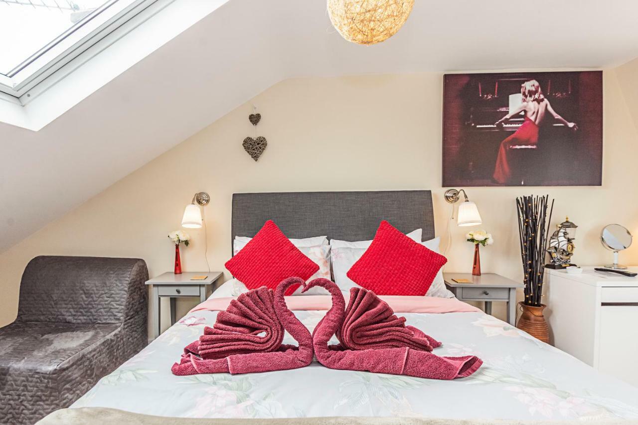 Greyhound Road Rooms Londra Esterno foto